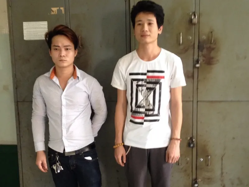 Nghĩa và Anh bị công an bắt giữ để làm rõ về hành vi chứa mại dâm.